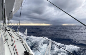 Vendée Globe, ден 14: Томпсън на дрейф за ремонт, изостава от челото