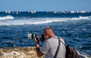 Баскетбол, яхти, коне – страст и ревност в първата изложба на Николай Тенев